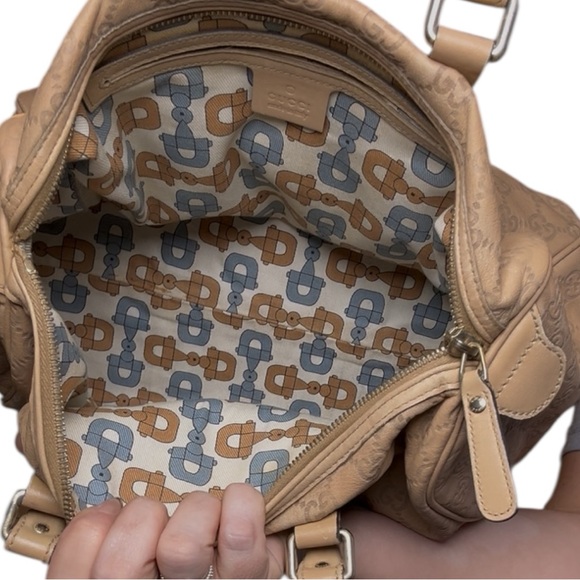 Gucci Guccissima embossed leather Boston bag crafted in beige - Picture 5 of 8